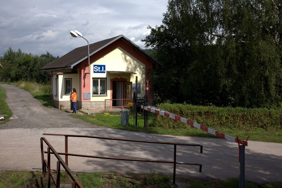 Ein noch typischer, handbedienter BÜ in Mostek, Strecke Liberec-Jaromer. 23.08.2014 11:52 Uhr.
