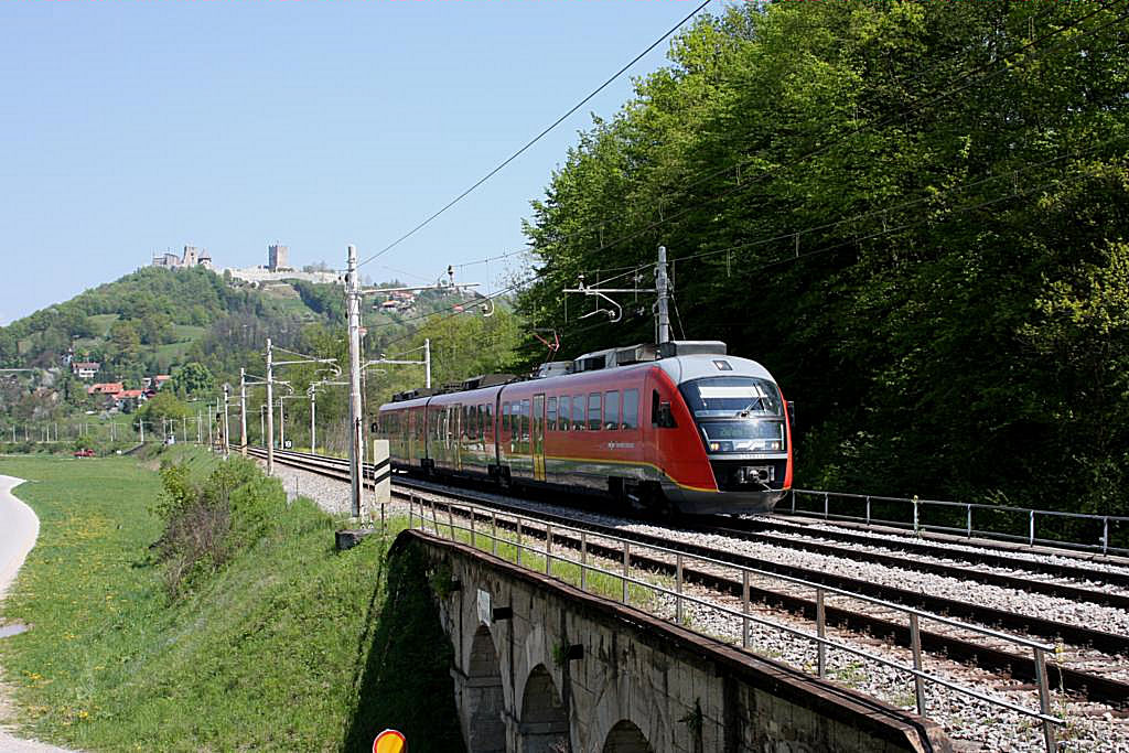 Ein noch unbeschmierter Desiro, wahrlich eine Seltenheit in Slowenien, ist am 28.4.2008 bei Celje nach Zidani Most unterwegs. Es handelt sich um das Triebfahrzeug 312113. Im Hintergrund die Burg von Celje.