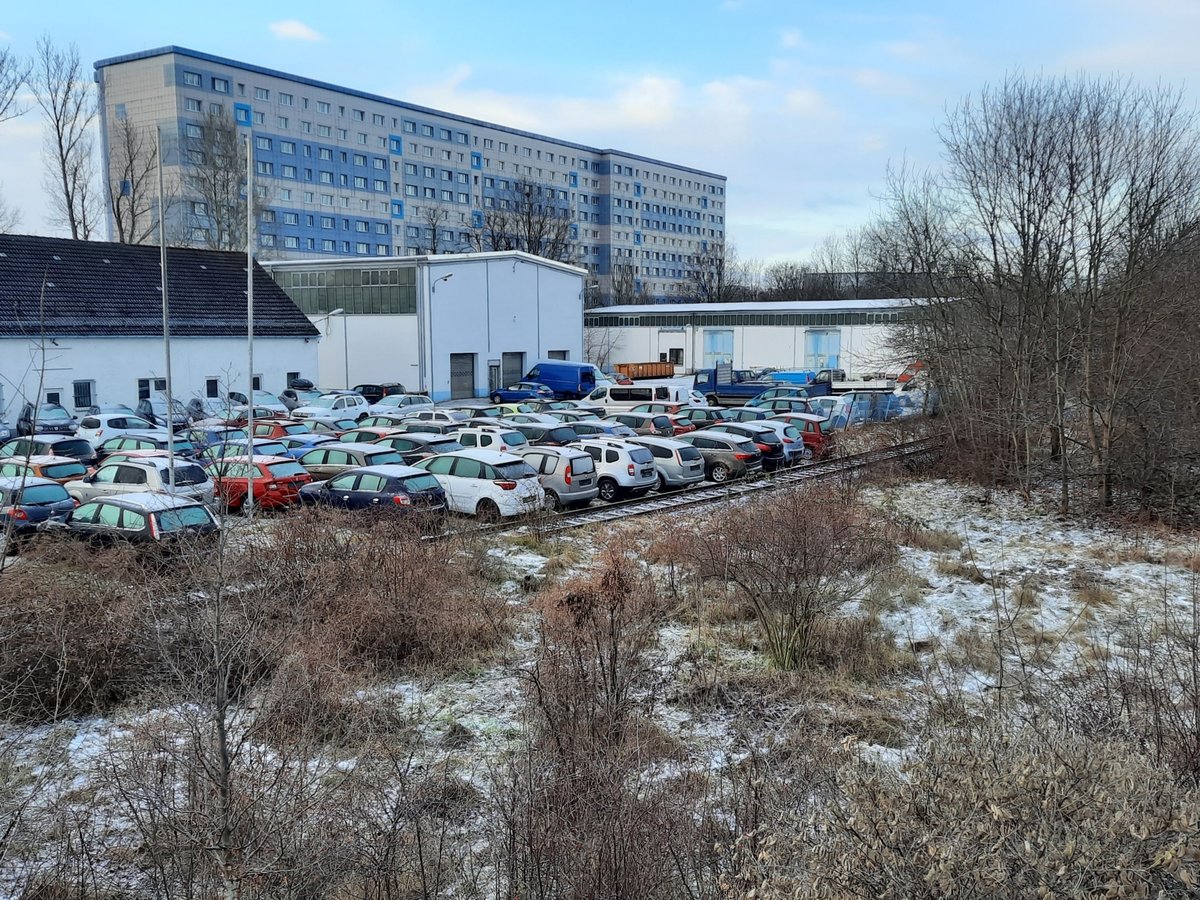 Ein noch vorhandenes Gleisstck der ehem. S-Bahn Erfurt / Kleinbahn von Erfurt nach Nottleben, zwischen dem Bahnhof Erfurt Nord und dem frheren Hp Gyrer Strae; am 13.01.2021.