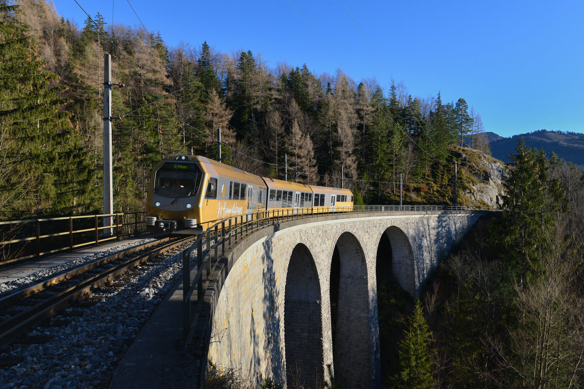Ein NÖVOG ET als R nach St. Pölten am 06.12.2015 auf dem Saugraben-Viadukt bei Annaberg.