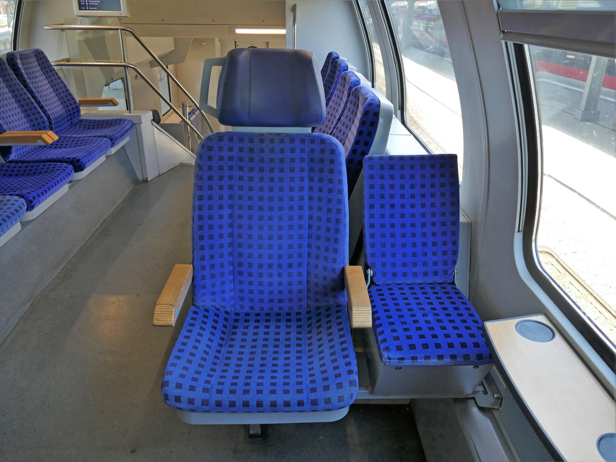 Ein normalgroßer, und ein aus den DR-Doppelstockwagen bekannter „Kindersitz“ eines Dosto97 der DB Regio Nordost. Aufgenommen im Mai 2018 im RE3 Stralsund - Berlin Hbf.