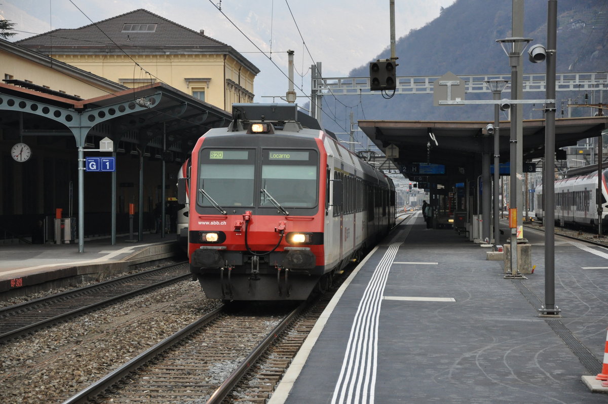 Ein NPZ Domino (Rbde 560) steht im Bahnhof Bellinzona.
Foto aufgenommen am 29.12.16