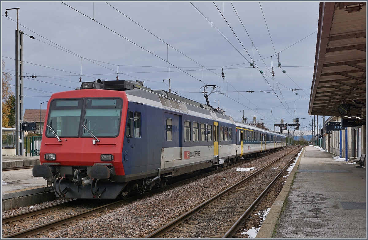 Ein NPZ RBDe 562 Pendelzug wartet in Frasne als  TGV-Anschlusszug nach Neuchâtel auf den TGV von Paris Gare de Lyon nach Lausanne. 

23. November 2019