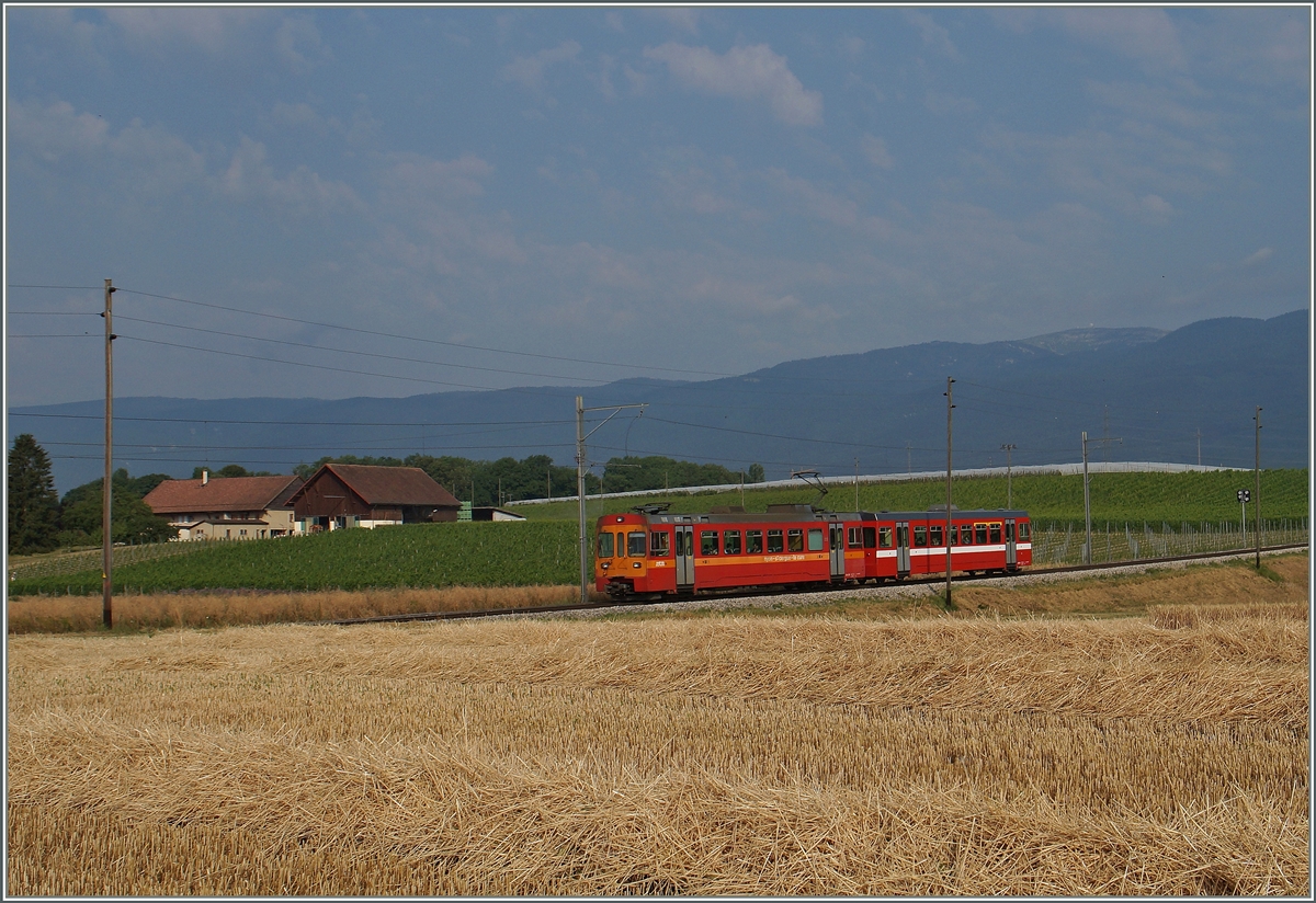 Ein NStCM Regioanlzug  mit Fahrzeuge im alten und neuen Anstrich kurz vor Nyon.
6. Juli 2015