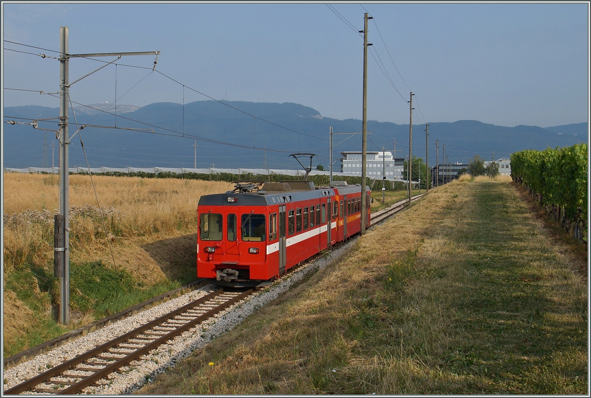 Ein NStCM Regionalzug in neuen und alten Farben ist zwischen Les Plantaz und La Vuarpillière unterwegs.
6. Juli 2015

