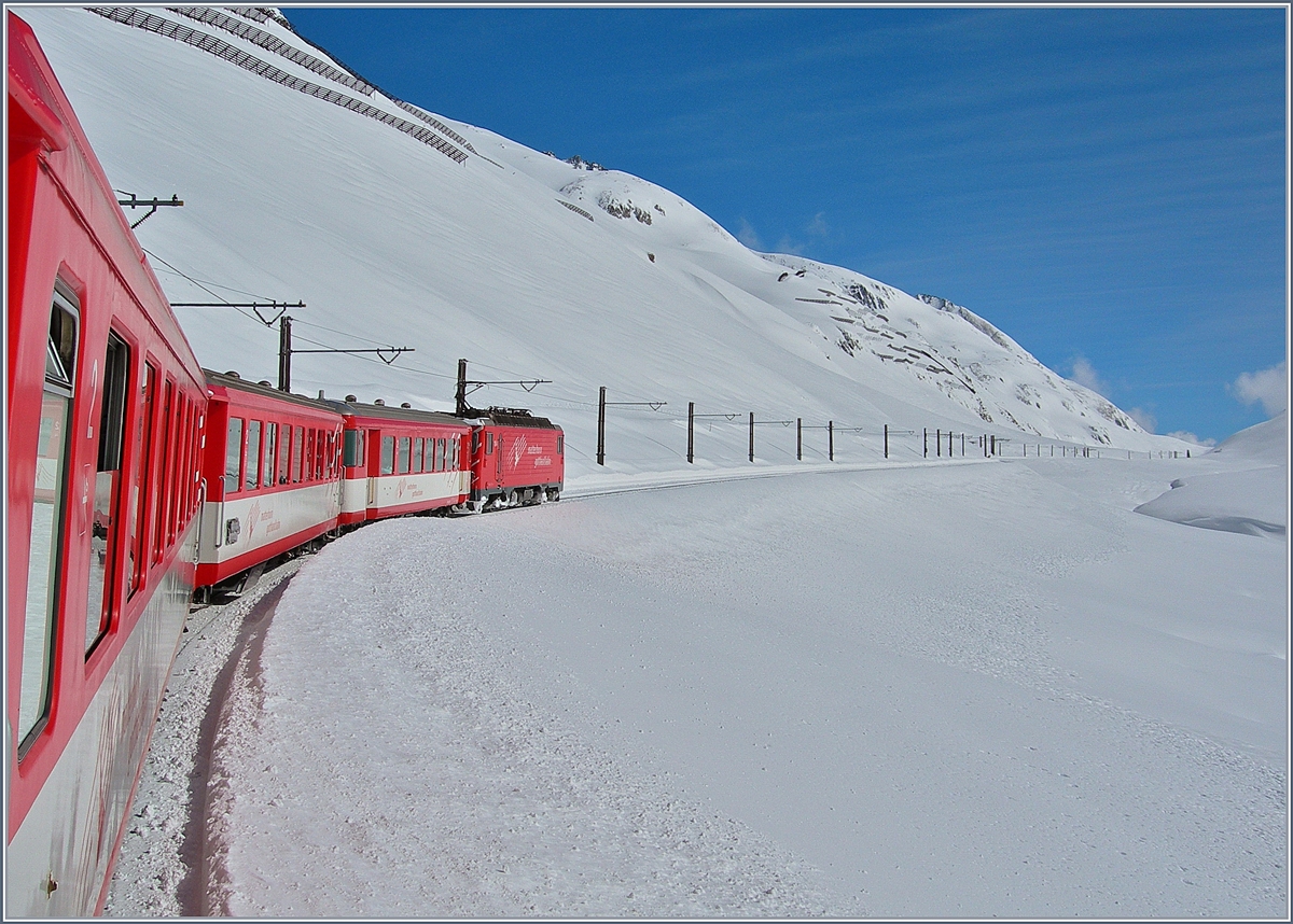Ein Nur-aus-dem-Fenster-Foto; aber das Blau des Himmels, das Weiß des Schnees und die den Blick zum Oberalpass lenkenden Fahrleitungsmaste haben mich bewogen das Bild einzustellen. 
22. März 2008