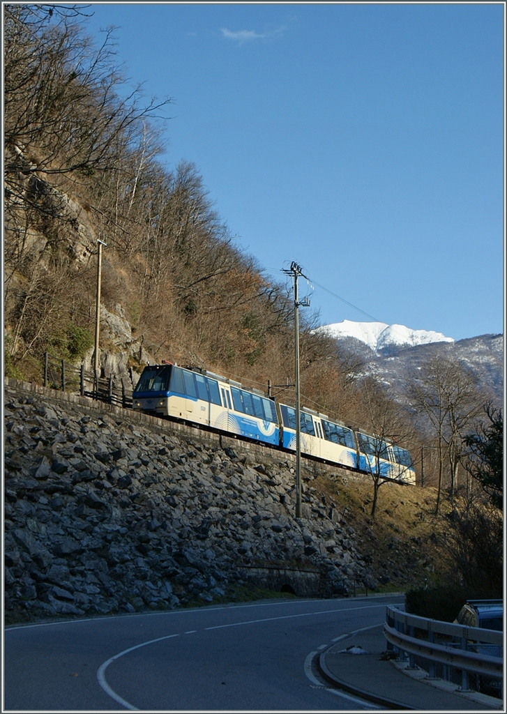 Ein nur dreiteiliger  Treno Panoramico  kurz vor Intragna.
24. Januar 2014
