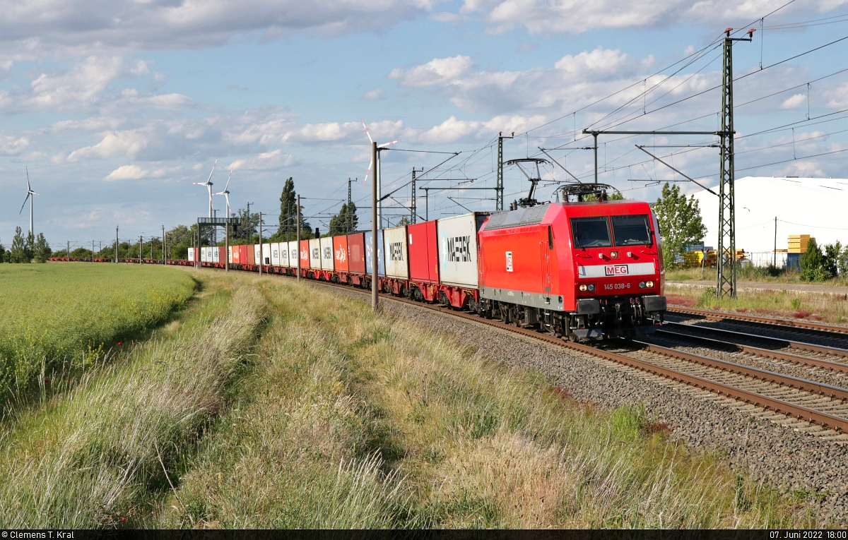 Ein nur in der ersten Hälfte beladener Containerzug ist mit 145 038-6 in Niemberg auf dem Weg Richtung Halle (Saale).

🧰 DB Cargo, vermietet an die Mitteldeutsche Eisenbahn GmbH (MEG)
🕓 7.6.2022 | 18:00 Uhr