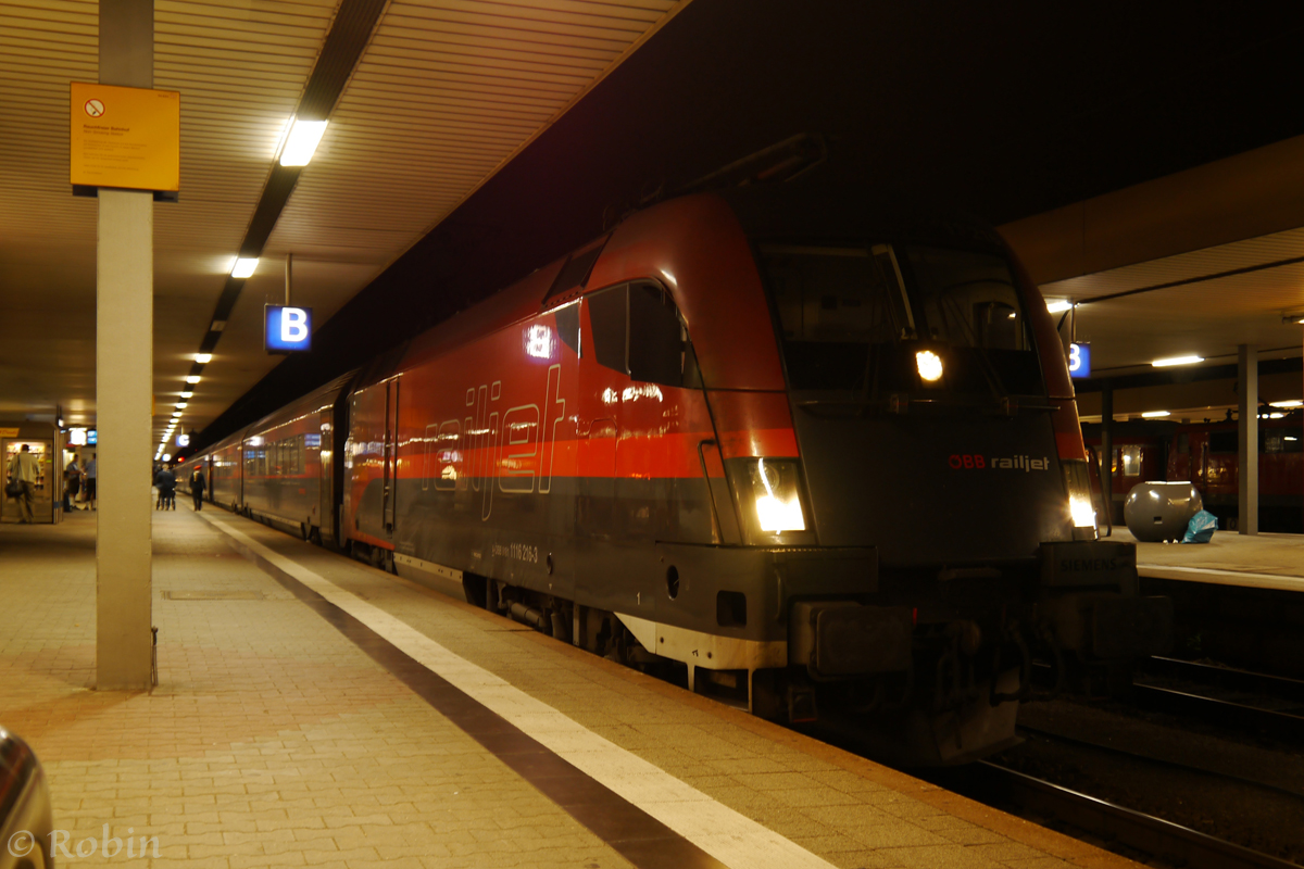 Ein nur sehr selten fotografierter Zug in Mannheim -

Der Railjet von Budapest nach Frankfurt(Main) hält in Mannheim erst um 23:51, also schon ziemlich spät und ist so für die meisten Fotografen uninteressant. Aber am 26.09.2014 ging es mit dem Nachtzug CNL 459 nach Berlin, der praktischerweise erst 23:59 abfährt.

1116 216-3 stand pünktlich mit dem RJ 66 zur Abfahrt bereit.