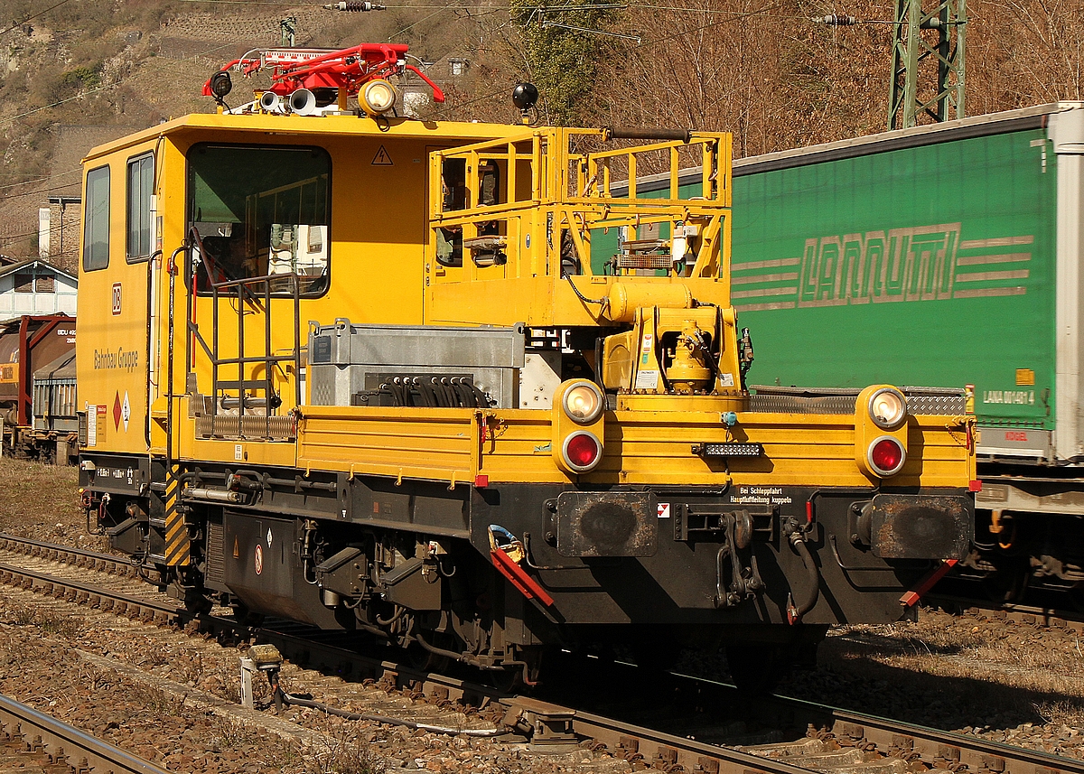 Ein Oberleitungs - Wartungsfahrzeug der Bahnbau Gruppe am 13.03.2022 bei der Durchfahrt in Kaub.
