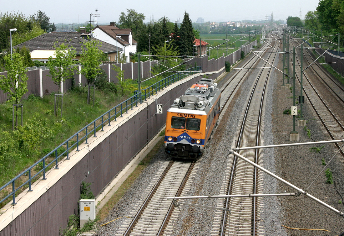 Ein  Oberleitungsrevisionstriebwagen (ORT) der früher für die Deutsche Reichsbahn im Einsatz war.
Das Fahrzeug mit der Nummer 708 302 wurde am 30. April 2005 in Frechen-Königsdorf fotografiert.