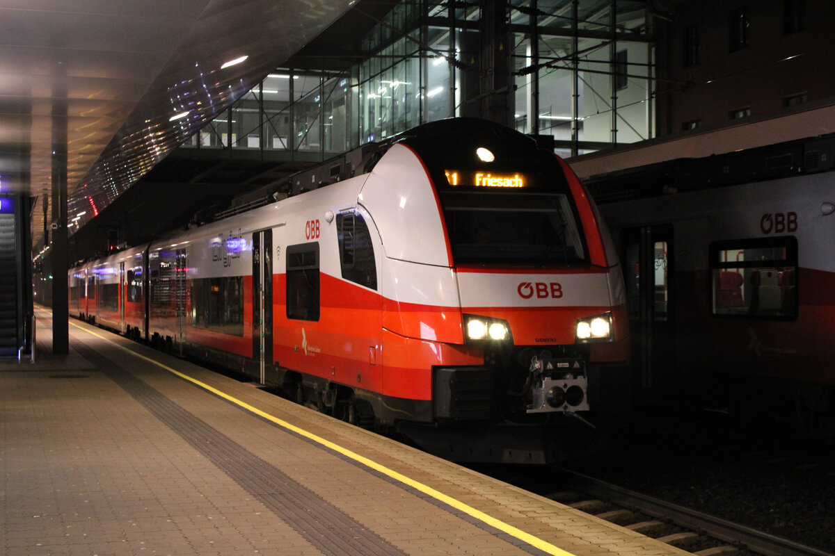 Ein ÖBB Desiro ML  cityjet  steht in Klagenfurt Hbf bereit als S1 zur Fahrt nach Friesach in Kärnten. (27.12.2022)
