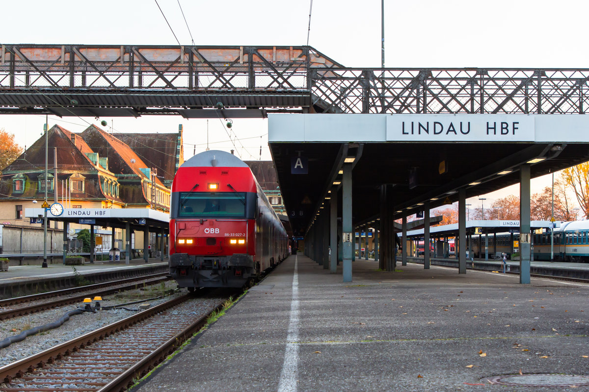 Ein ÖBB Dosto Wiesel Steuerwagen wartet in Lindau Hbf auf seine Fahrt nach Vorarlberg. 30.10.20