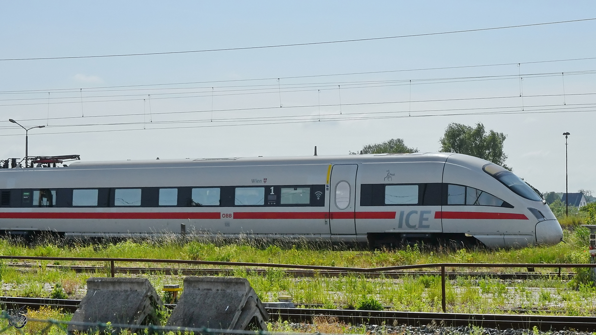 Ein ÖBB-ICE verlässt nach einem kurzen Halt den Bahnhof Pasewalk. (Juni 2020)