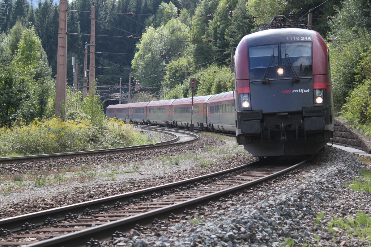 Ein BB Railjet auf dem Weg talwrts Richtung Wien knapp vor der Einfahrt in den Bahnhof Klamm Schottwien, September 2013