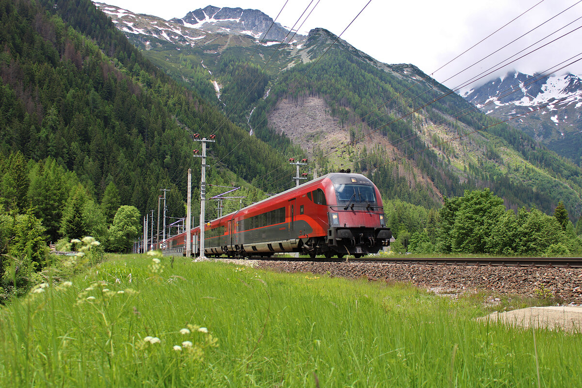 Ein ÖBB Railjet taucht aus dem Tauerntunnel hervor in Fahrtrichtung Süden. (11.06.2023)