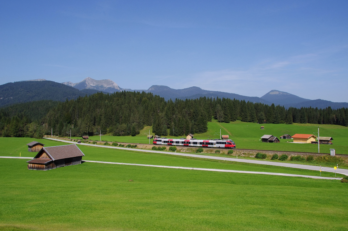 Ein ÖBB Talent der Baureihe 4024 erklimmt als RB (REX) Garmisch-Partenkirchen - Innsbruck die Schmalenseehöhe zwischen Klais und Mittenwald. 12.09.2016 Bahnstrecke 5504 München - Mittenwald.

