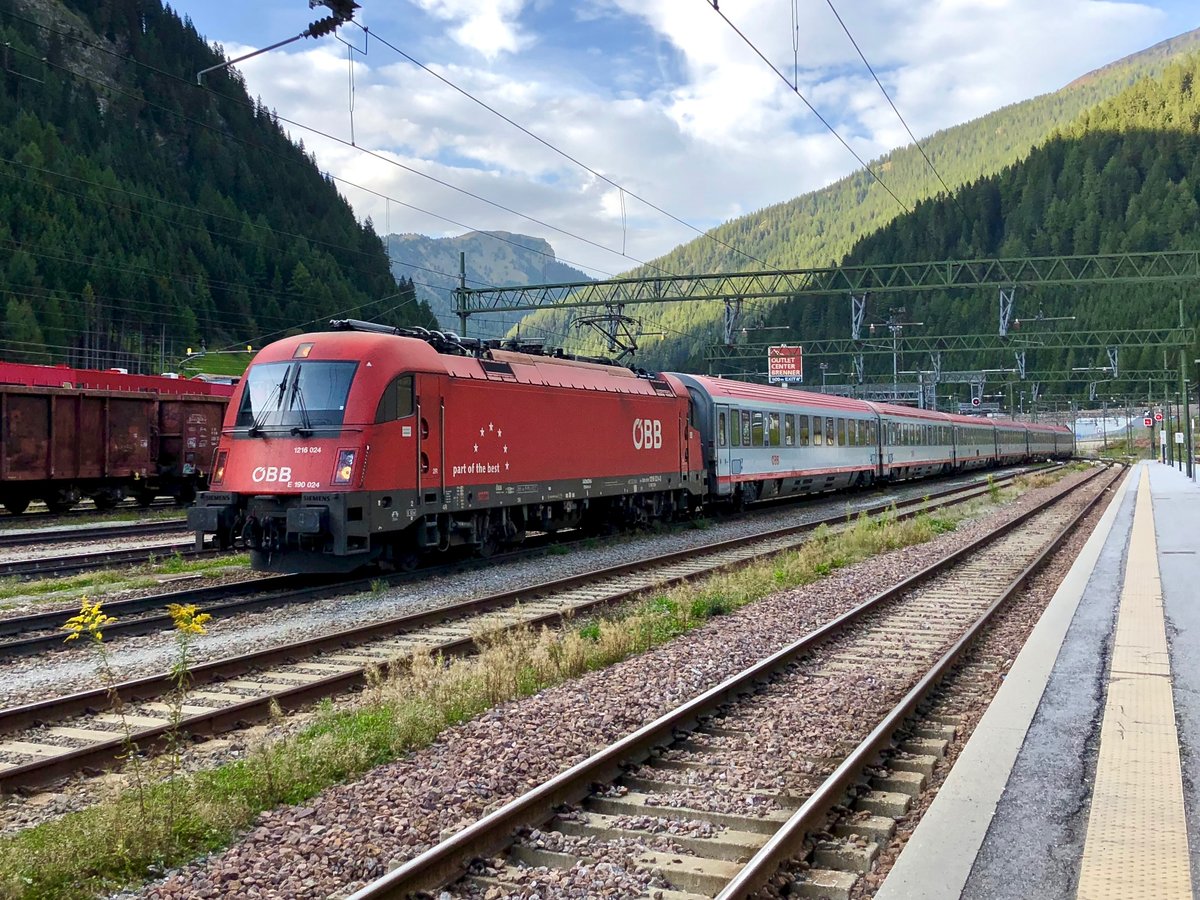 Ein ÖBB Taurus erreicht mit seinem DB-ÖBB Eurocity auf dem Weg nach Italien den Bahnhof Brenner. 16.09.2019.