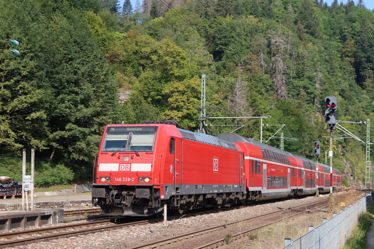 Ein von Offenburg kommender Regionalexpress mit DBAG 146 228-2 erreicht am 21. September 2020 den Bahnhof Triberg.