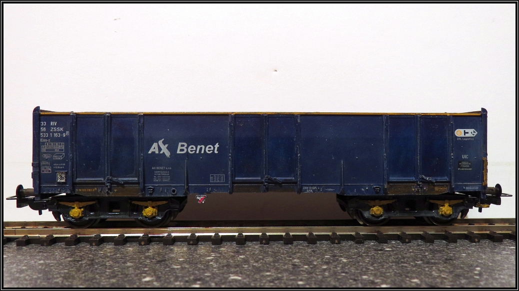 Ein offener Eaos Wagen der ZSSK AX Benet von Piko in der Spurweite H0 ist hier zu sehen. Gealtert und patiniert im März 2015.