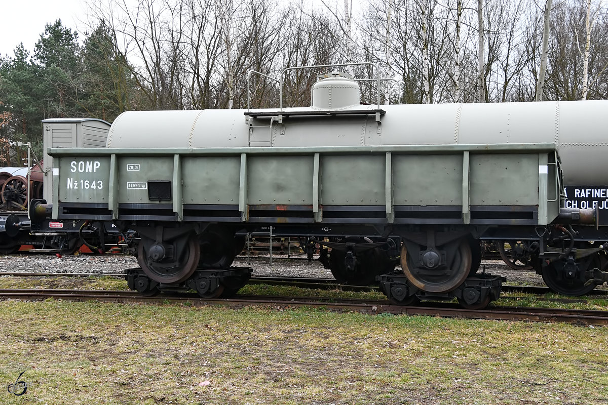 Ein offener Güterwagen auf Rollböcken Anfang April 2018 im Eisenbahnmuseum Lužná u Rakovníka.