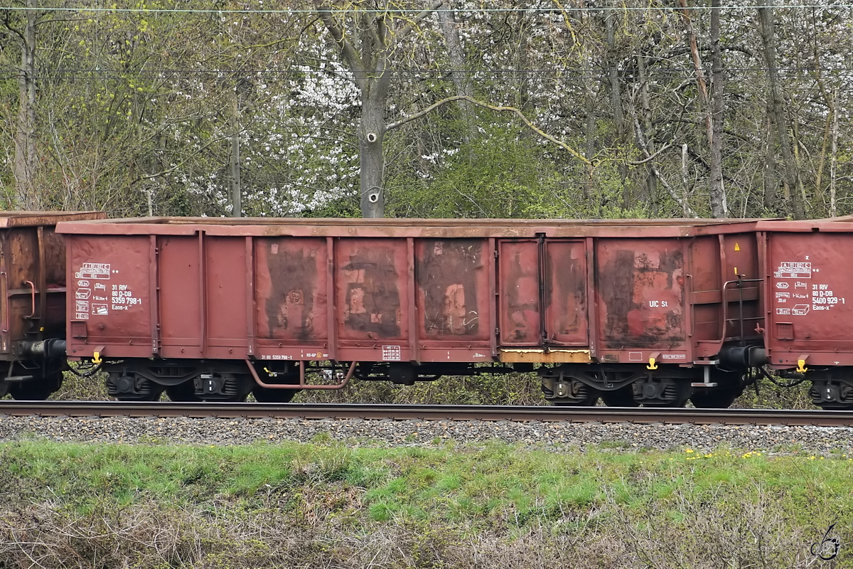 Ein offener Güterwagen Eaos-x (31 80 5359 798-1) im April 2021 in Witten-Bommern.