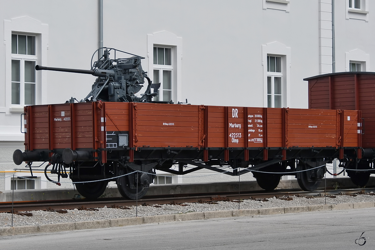 Ein offener Güterwagen mit Flugabwehrkanone Ende August 2019 im Park der Militärgeschichte in Pivka.