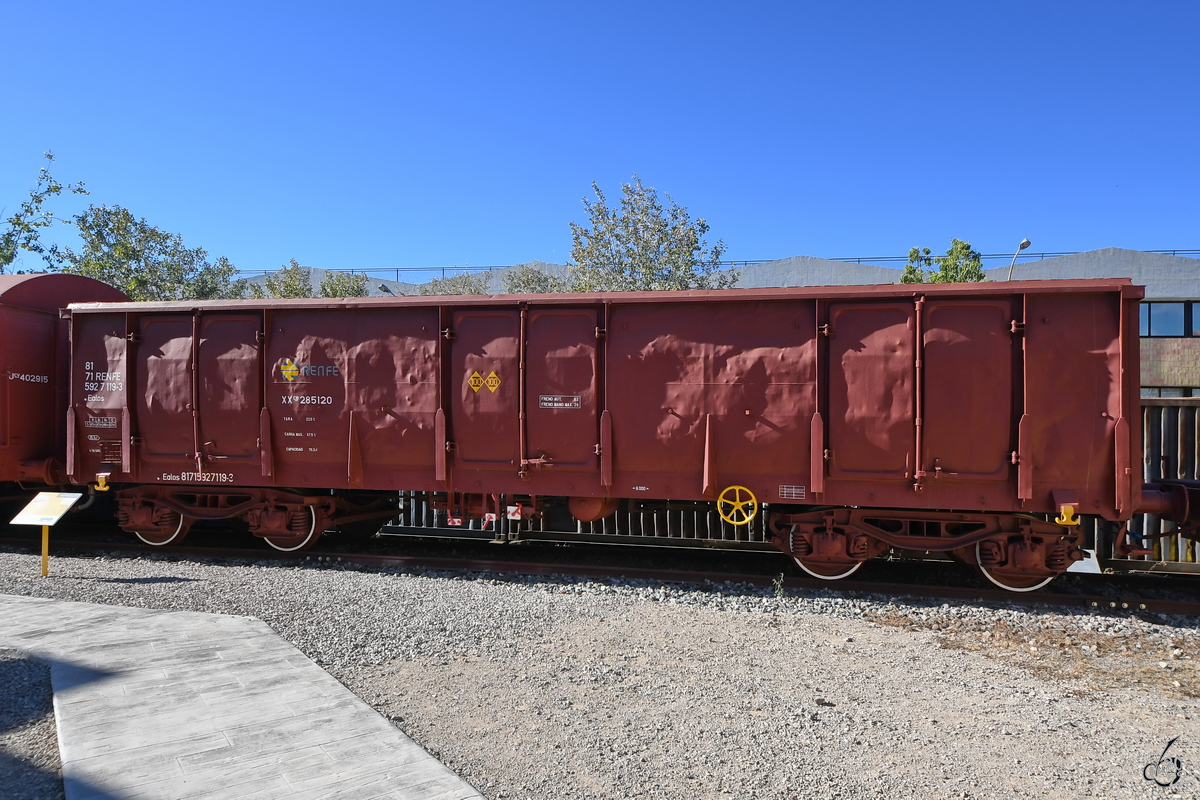Ein offener Güterwagen vom Typ Ealos (81 71 592 7119-3, Renfe XX285120) ist Teil der Ausstellung im Eisenbahnmuseum von Katalonien. (Vilanova i la Geltrú, November 2022)