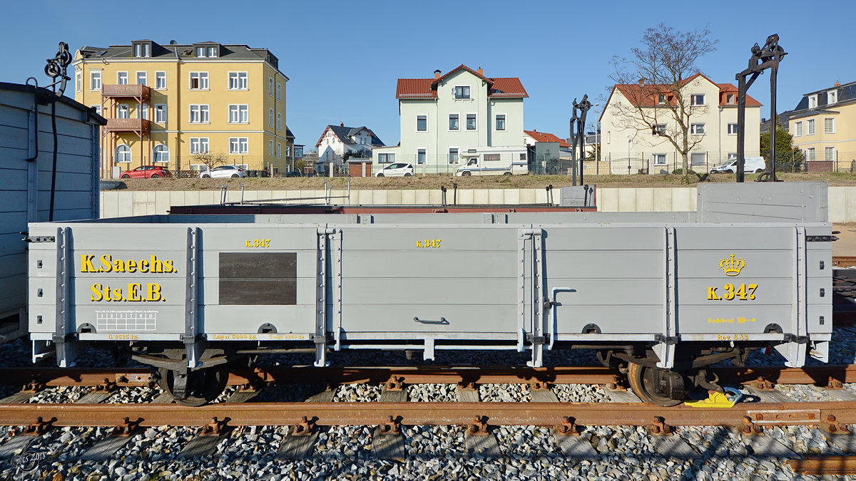 Ein offener Schmalspur-Güterwagen am Bahnhof Radebeul-Ost. (April 2018)