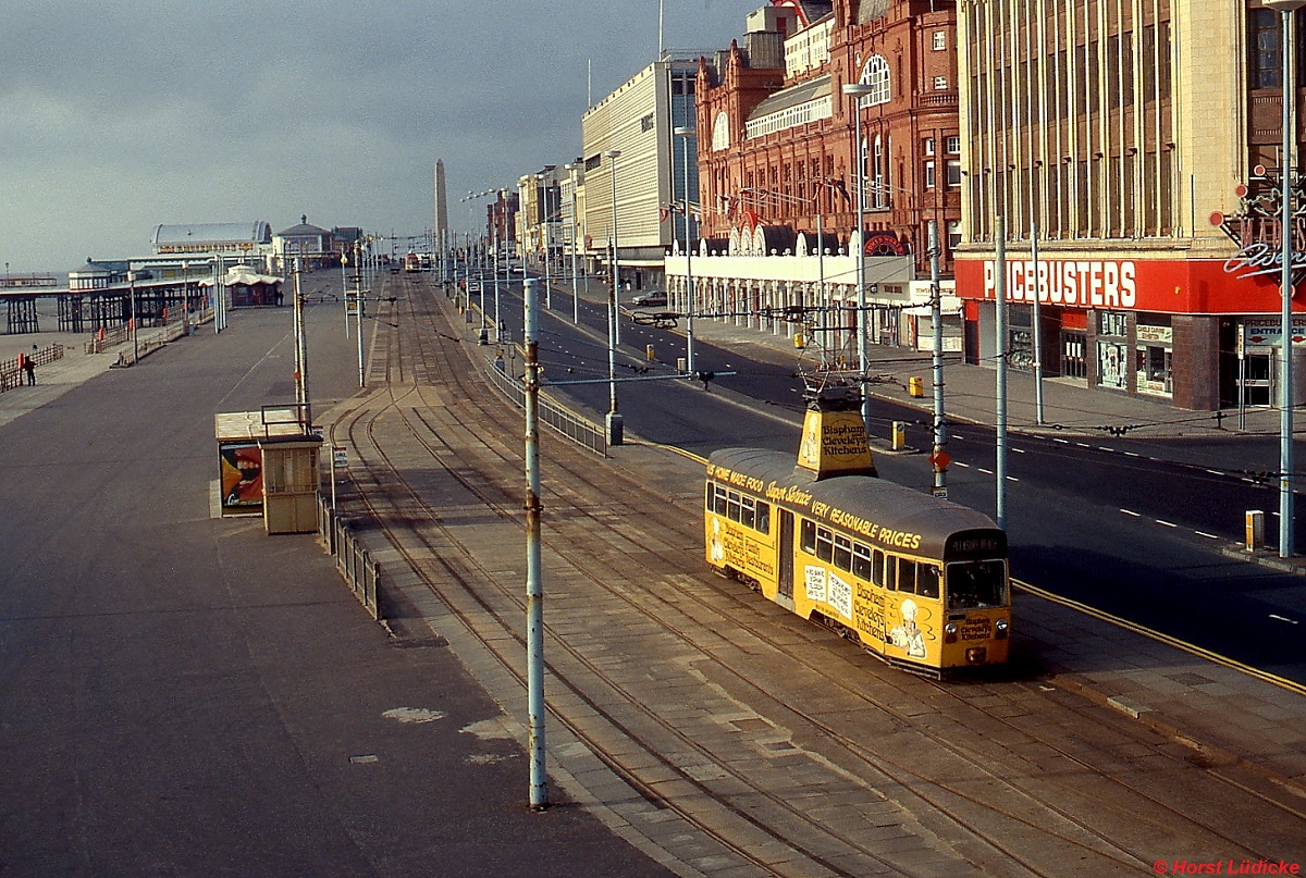 Ein One-Man Car der Straßenbahn Blackpool an der Haltestelle Cabin. Im April 1992 waren noch vier dieser 1934/1935 gebauten und zwischen 1972 und 1976 rekonstruierten Fahrzeuge vorhanden.
