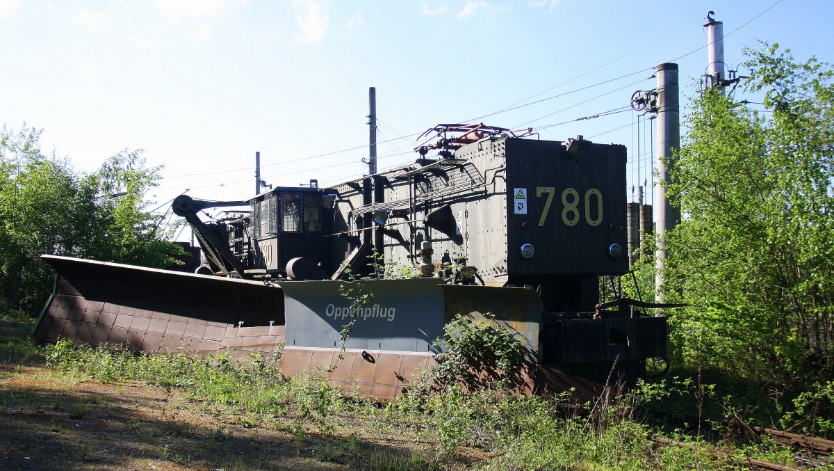 Ein Oppenflug 780 steht in Bergheim bei schönem Sonnenschein am 3.5.2014.