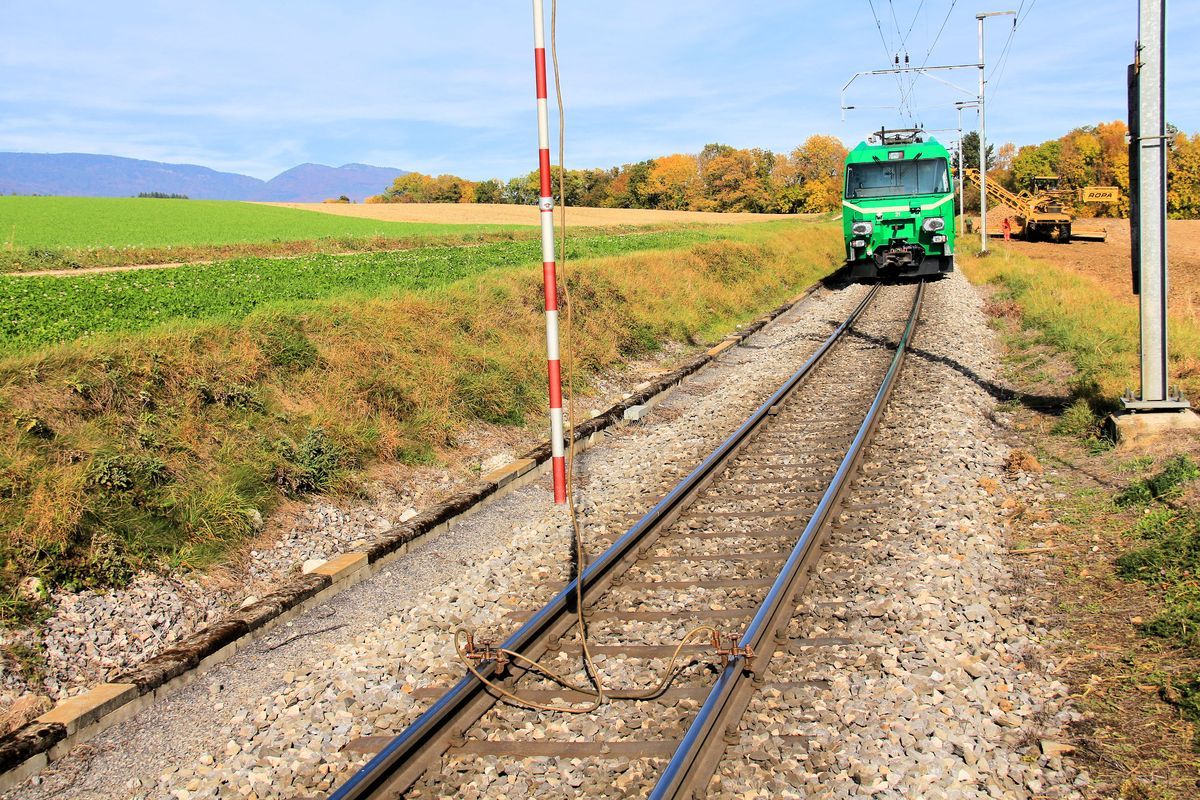 Ein paar Details zu den Zuckerrübentransporten auf der MBC (ehemals BAM) am 17.Oktober 2017: Lok 21 wartet bei Reverolle, bis die Rüben geladen sind. Vor Aufnahme des Verladens muss die Strecke erst geerdet sein. 