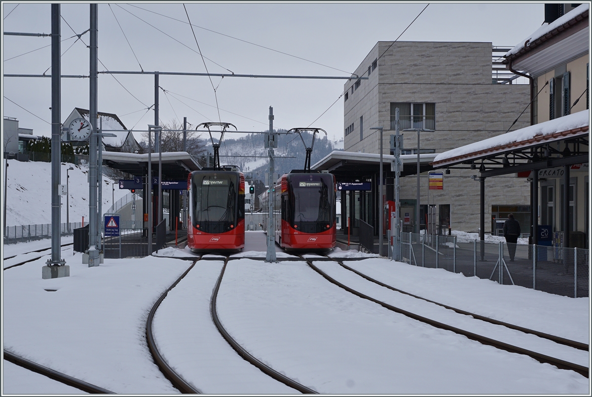 Ein paar Jahre in später in Teufen ein Blick in die Gegenrichtung mit zwei AB ABe 8/12  Tango  die auf ihre Abfahrt nach Appenzell und Trogen warten.

22. März 2021