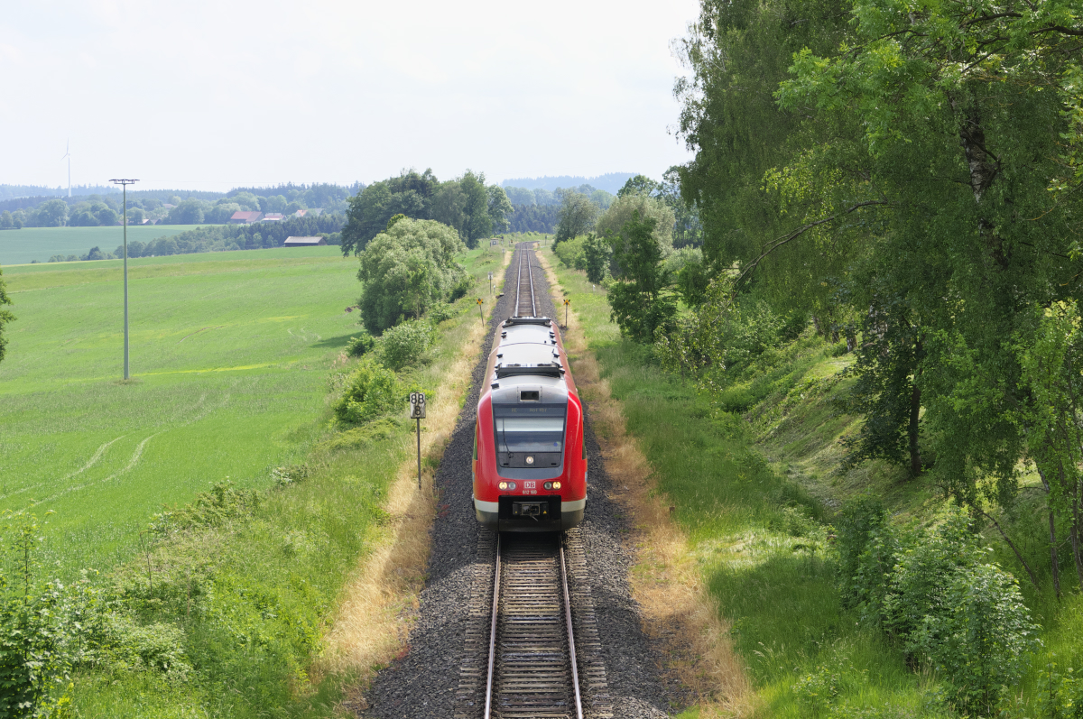 Ein paar Kilometer hinter der  Schiefen Ebene  ist 612 160 auf dem eingleisigen Streckenabschnitt zwischen Marktschorgast und Stammbach unterwegs. Der RE Bamberg - Hof fährt gleich am Sportplatz von Streitau, einem Ortsteil von Gefrees, vorbei. Streitau hatte früher selbst einen Bahnhof an der Strecke Falls - Gefrees. Die Strecke zweigte bei Km 86,4 von der Hauptstrecke ab und wurde 1993 stillgelegt und nach und nach abgebaut. 27.05.2018