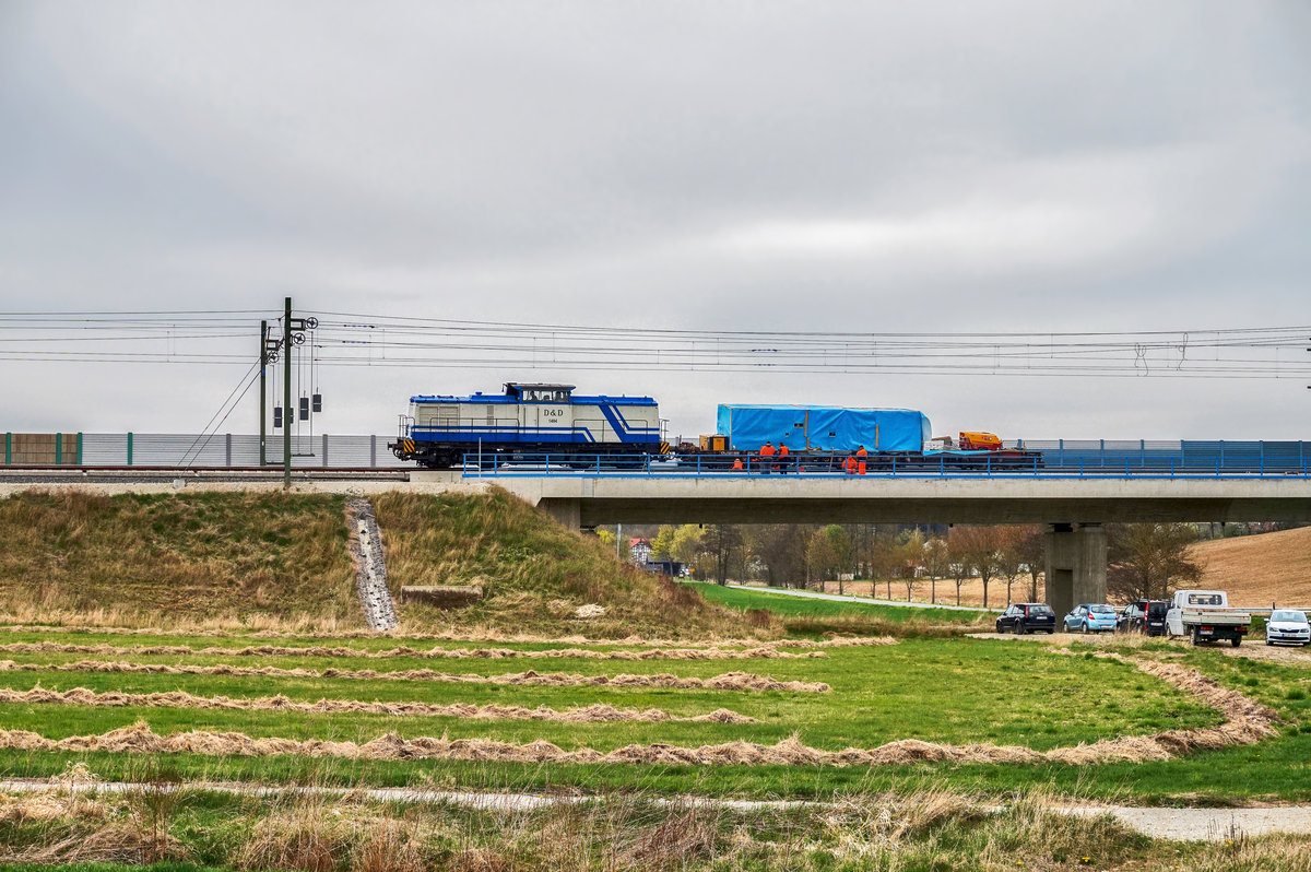 Ein paar kleine Arbeiten werden noch an der Neubaustrecke Ebensfeld–Erfurt erledigt bis sie im Dezember in Betrieb gehen wird.
Hier zu sehen ist die D&D-Lok 1404 (203 221) mit einem Güterwagen, nahe der Ortschaft Püchitz.
Aufgenommen am 12.4.2017.
