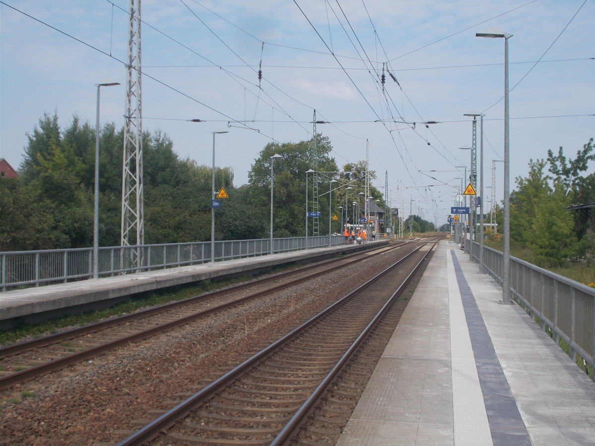 Ein paar kleine Schönheitsarbeiten waren,am 30.Juli 2019,schon das Einzige was auf dem Bahnhof Ducherow los waren.