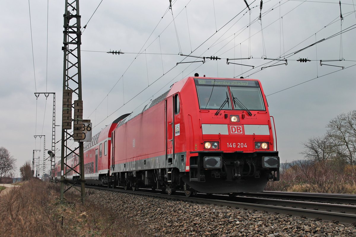 Ein paar Meter weiter, wie auf dem vorherigen Bild, steht am 19.02.2018 die 146 204 abgerüstet, vermutlich wegen eines defektes, mit ihrer RB (Offenburg - Neuenburg (UBaden)) nördlich von Müllheim (Baden) auf freier Strecke. Ein paar Minuten später fuhr sie dann ein Schrittgeschwindigkeit weiter in Richtung Bahnsteig.