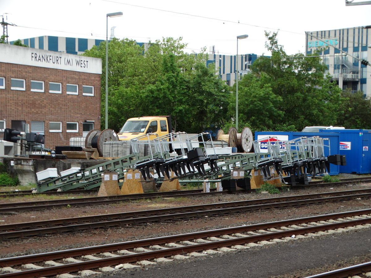 Ein paar neue KS Signale am 20.05.16 in Frankfurt am Main West vom Bahnsteig aus fotografiert