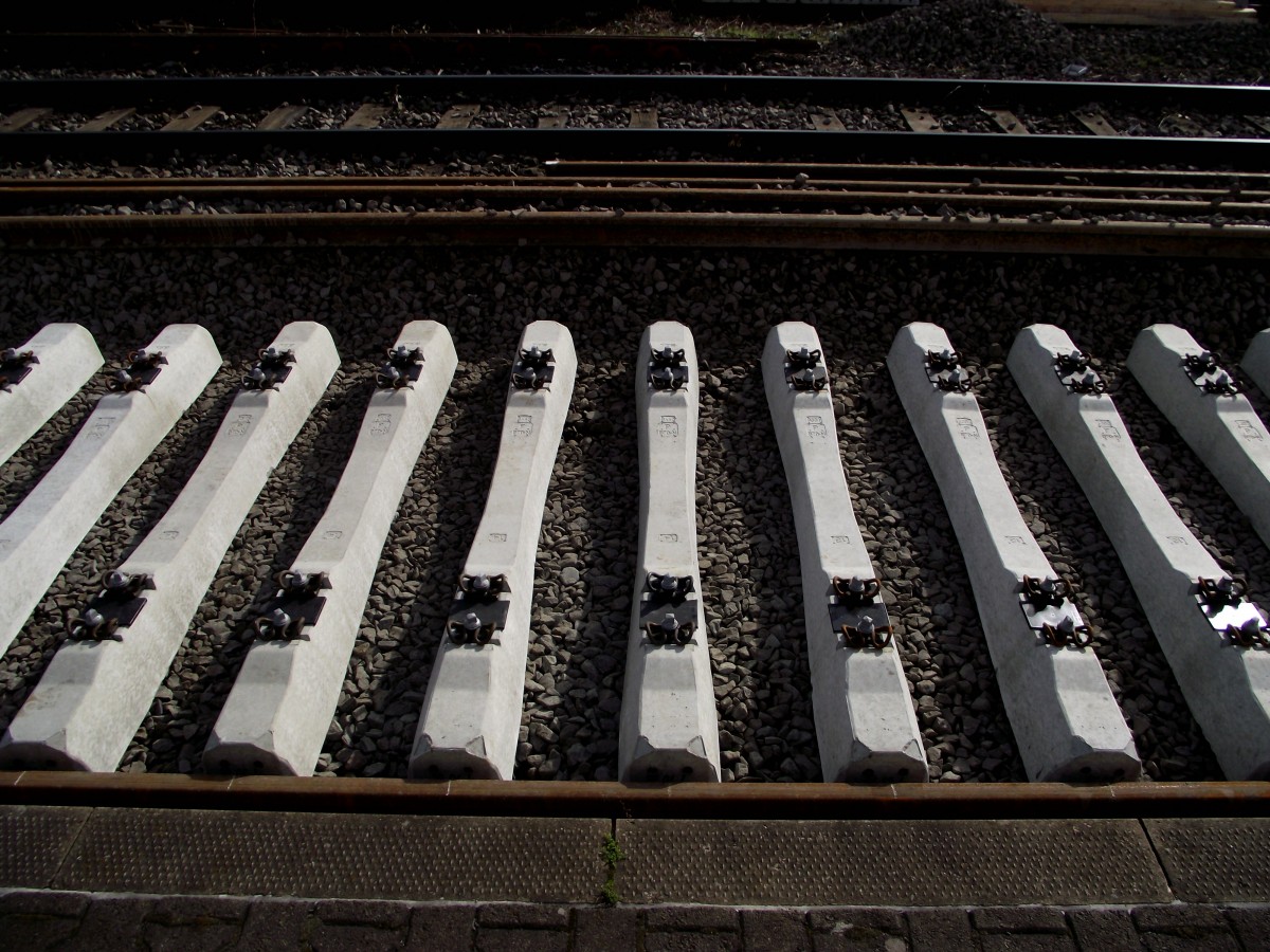 Ein paar neue Schwellen liegen am 18.02.14 in Frankfurt am Main Süd vom Bahnsteig aus fotografiert
