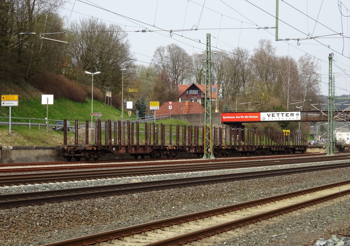 Ein paar Rungenwagen stehen am 03. April 2016 zur Beladung auf Gleis 6 an der Laderampe in Kronach hinterstellt.