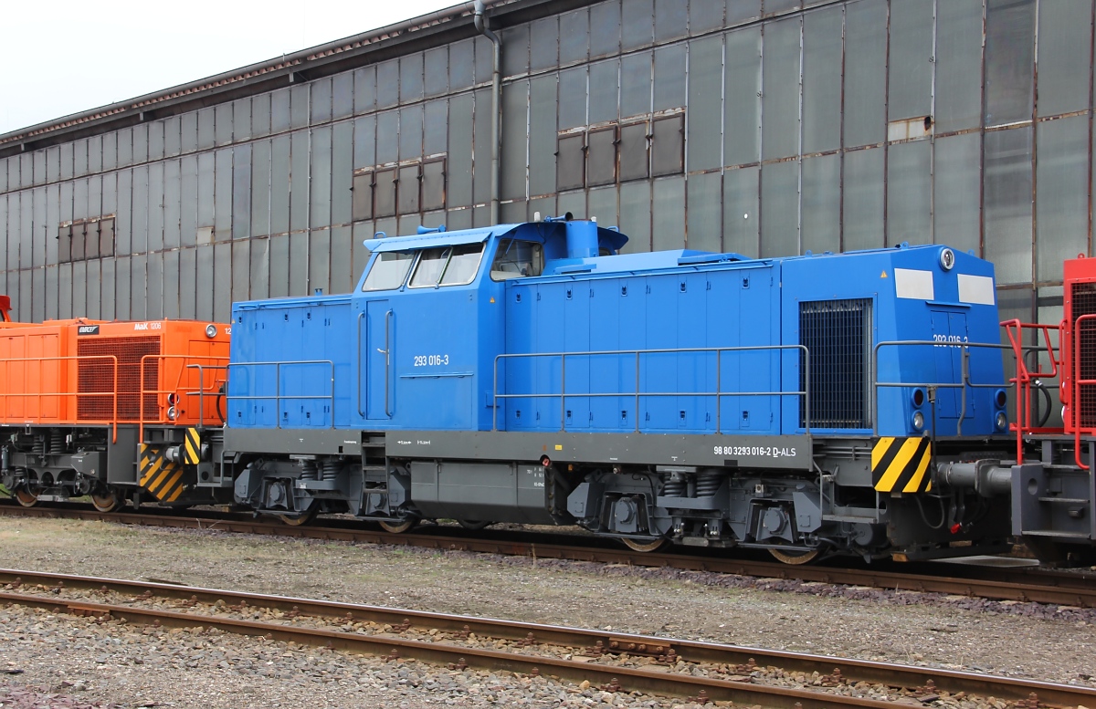 Ein paar Schritte weiter und man fand die nächste Riege abgestellter Loks mit u.a. 293 016-3. Aufgenommen am Tag der offenen Tür des Alstom-Werks in Stendal am 21.09.2013.