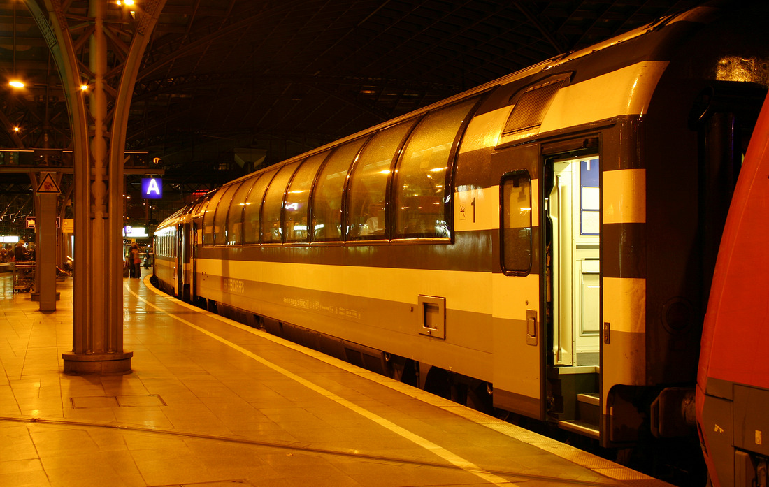 Ein Panoramawagen der SBB (Wagengattung Apm 61), fotografiert am 5. November 2005 im Kölner Hauptbahnhof.
