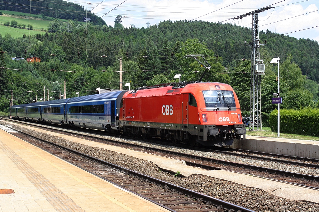 Ein Paradebeispiel für die unnütze Arbeit sogenannter Designer zeigt diese und das vorherige Bild; 2 gleichartige Garnituren im unterschiedlichem Anstrich und schon werden die Fahrzeuge vermischt: 1216 226-1 mit dem RJ 71  Gustav Mahler  am 12.Juli 2015 im Bf. Breitenstein.