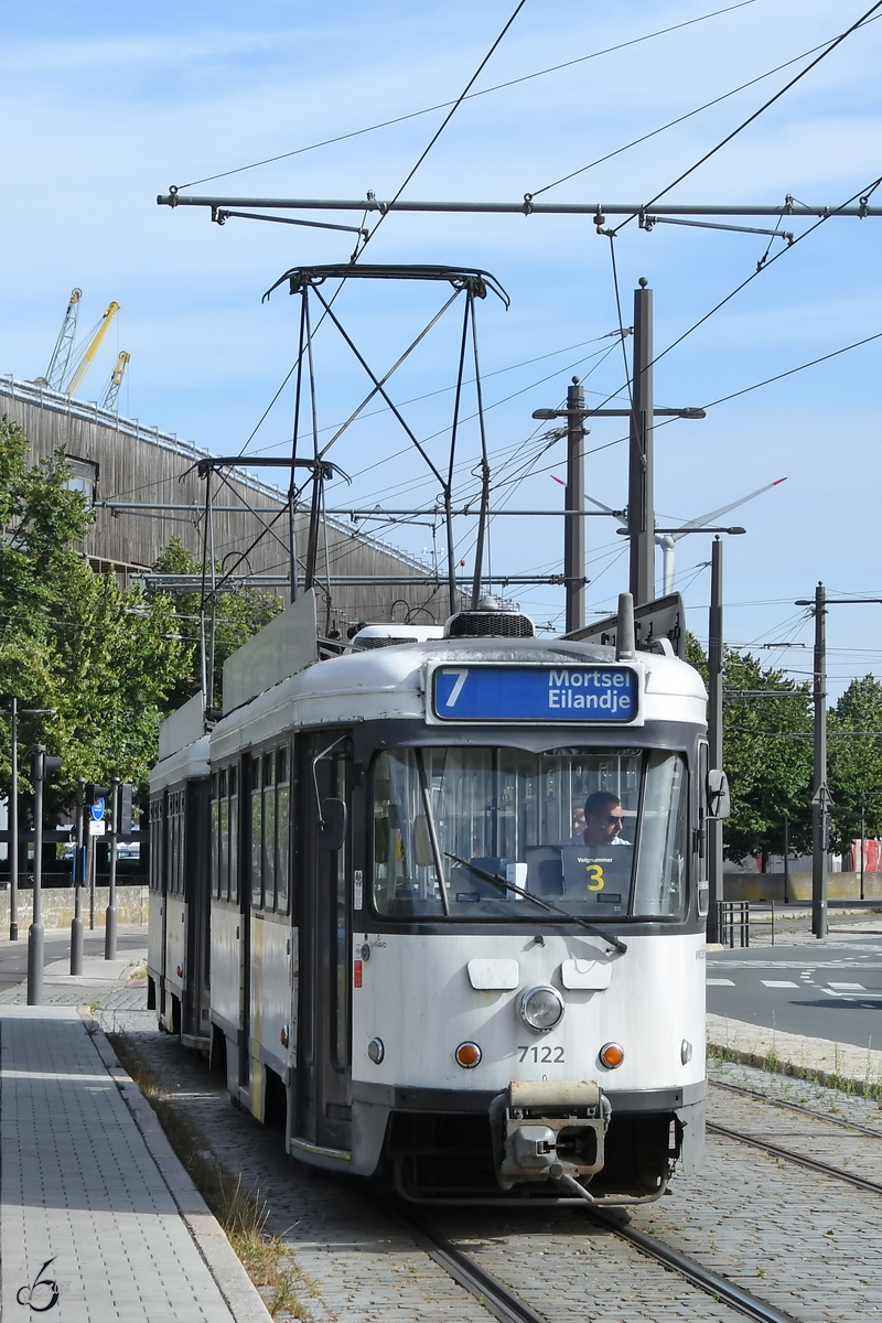 Ein PCC-Wagen der Straßenbahn ist Ende Juli 2018 in Antwerpen unterwegs.
