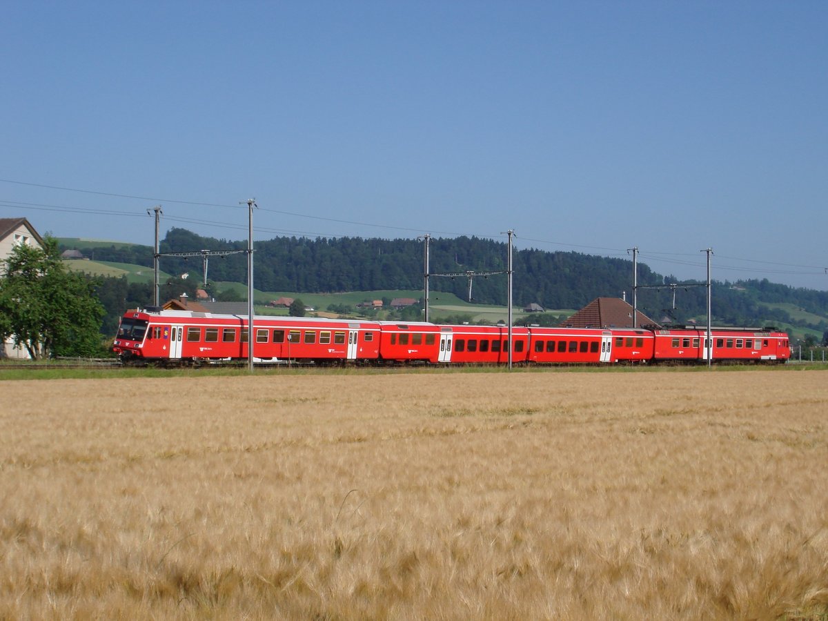 Ein Pendel, bestehend aus BLS ABt, B Jumbo und RBDe 566, noch mit RM-Beschriftungen, am 1. Juli 2006 bei Hasle-Rüegsau.