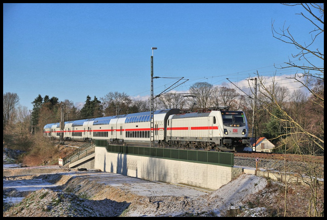 Ein Personenunfall bei Emsdetten führte am 8.1.2023 dazu, dass der IC 2009 über Osnabrück umgeleitet werden musste. Um 10.27 Uhr kam der Zug hier mit Lok 147585 durch Westerkappeln-Velpe und passiert hier die neue noch im Bau befindliche Unterführung nahe dem westlichen Stellwerk in Velpe.