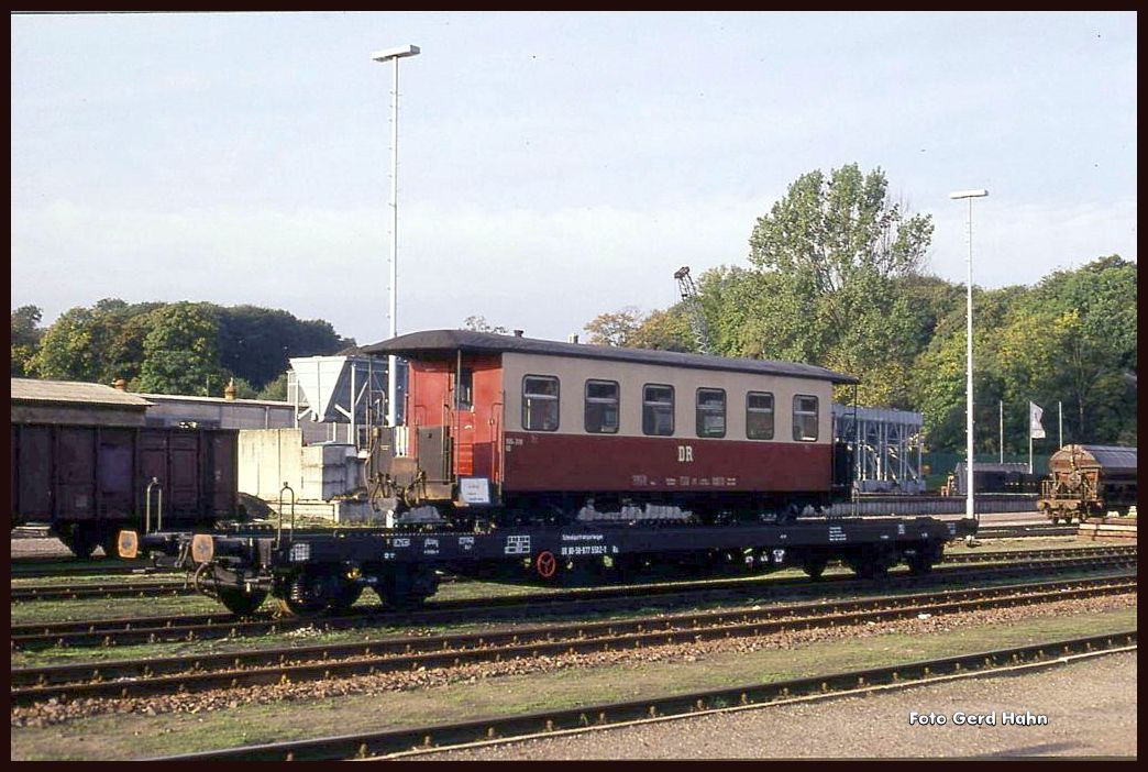 Ein Personenwagen der Bäderbahn  Molli  stand am 3.10.1991 im Bahnhof Bad Doberan transportbereit auf einem normalspurigen Spezialwagen.