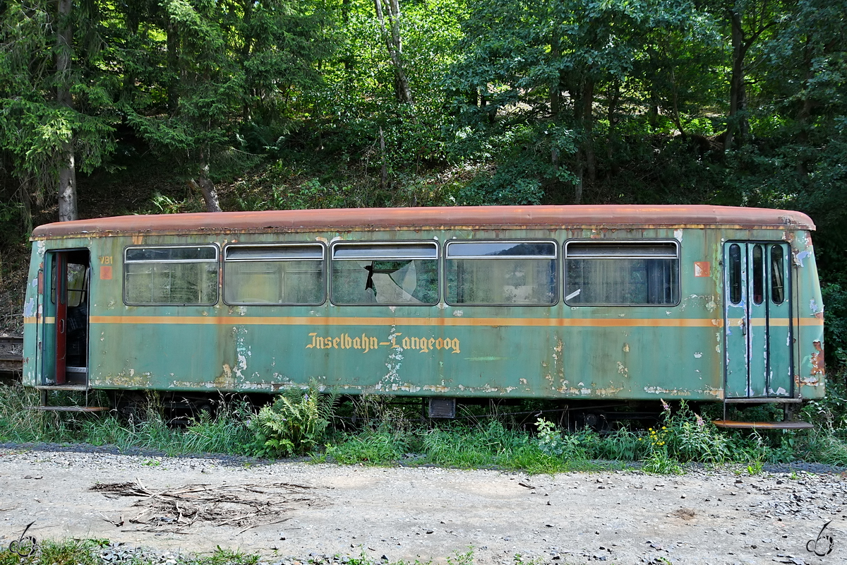Ein Personenwagen - ehemals Inselbahn Langeoog - wartete Ende Juli 2022 in Hüinghausen auf bessere Zeiten. 