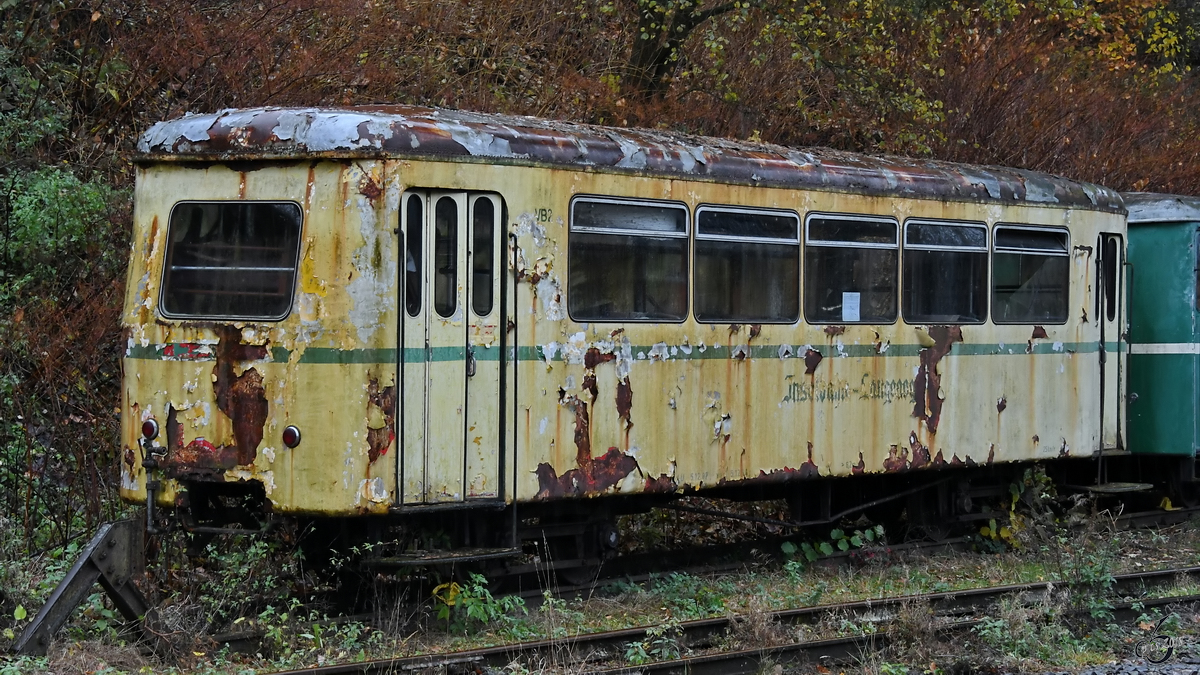 Ein Personenwagen, ehemals Inselbahn Langeoog im November 2018 am Bahnhof Hüinghausen.