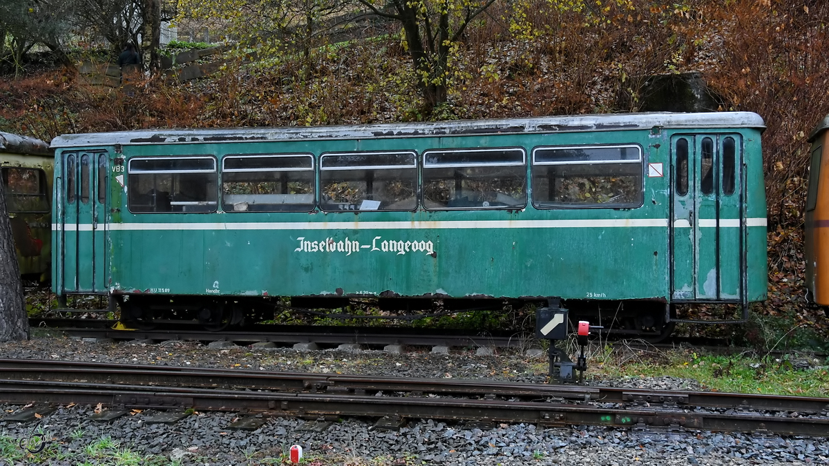 Ein Personenwagen, ehemals Inselbahn Langeoog im November 2018 am Bahnhof Hüinghausen.